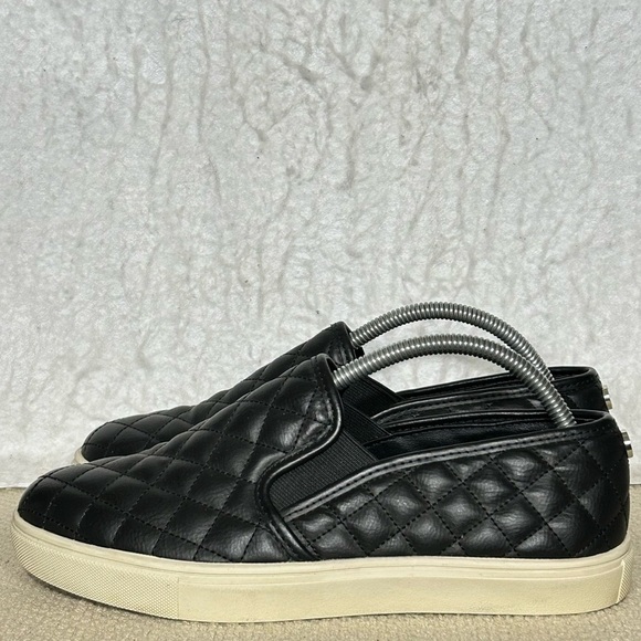 Steve Madden Womens Black Quilted Ecentrcq SlipOn Casual Sneaker Shoes SZ 8.5M - Picture 2 of 11